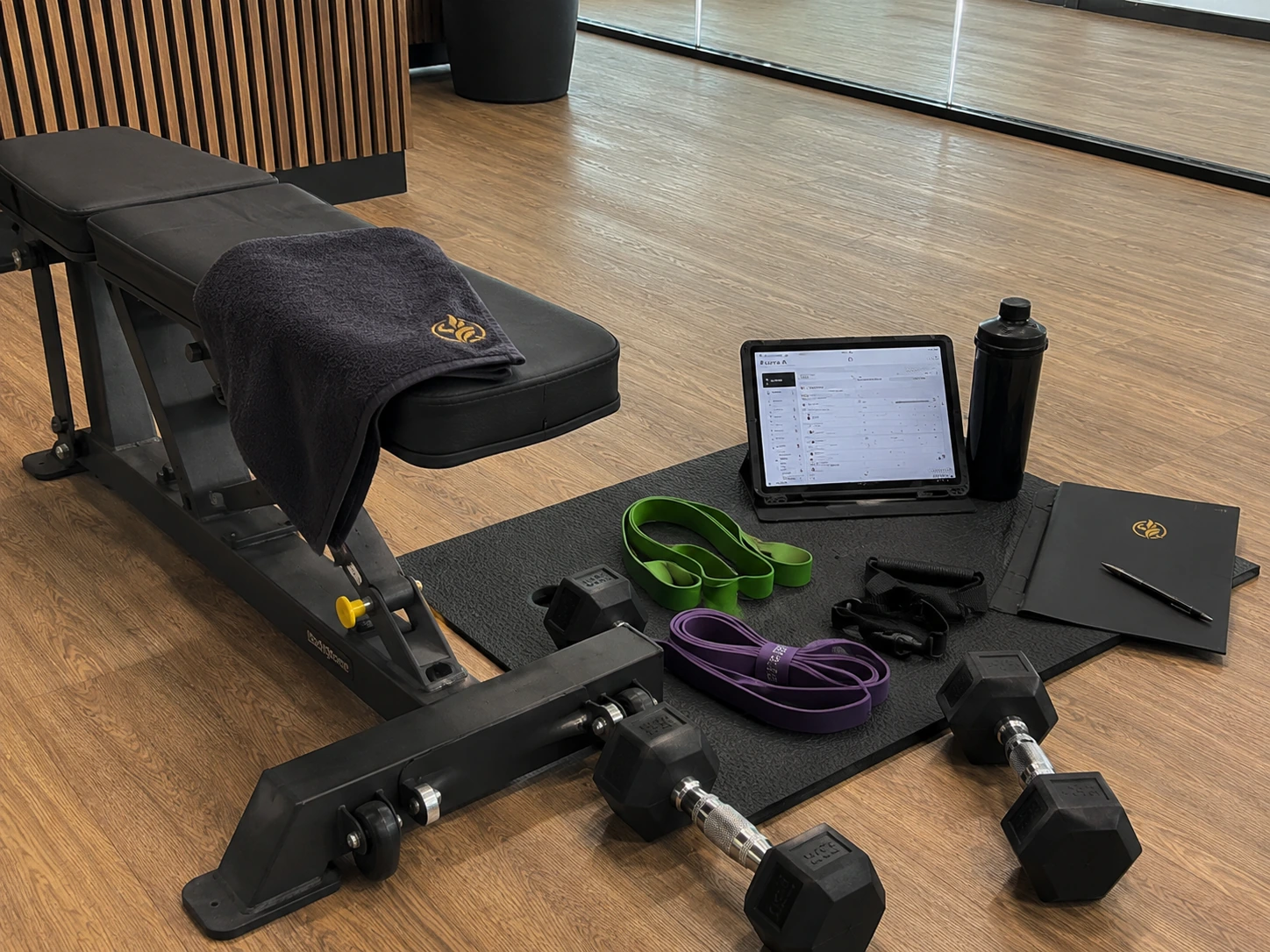 Material de entrenamiento y herramientas de seguimiento preparadas para una sesión IBERFIT.